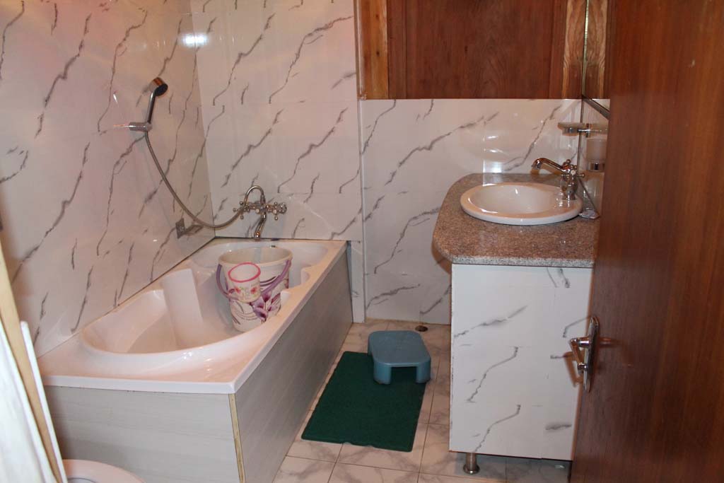Chinar Houseboat.jpg