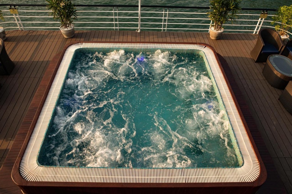 La Casta Cruise Halong Bay 3.jpg