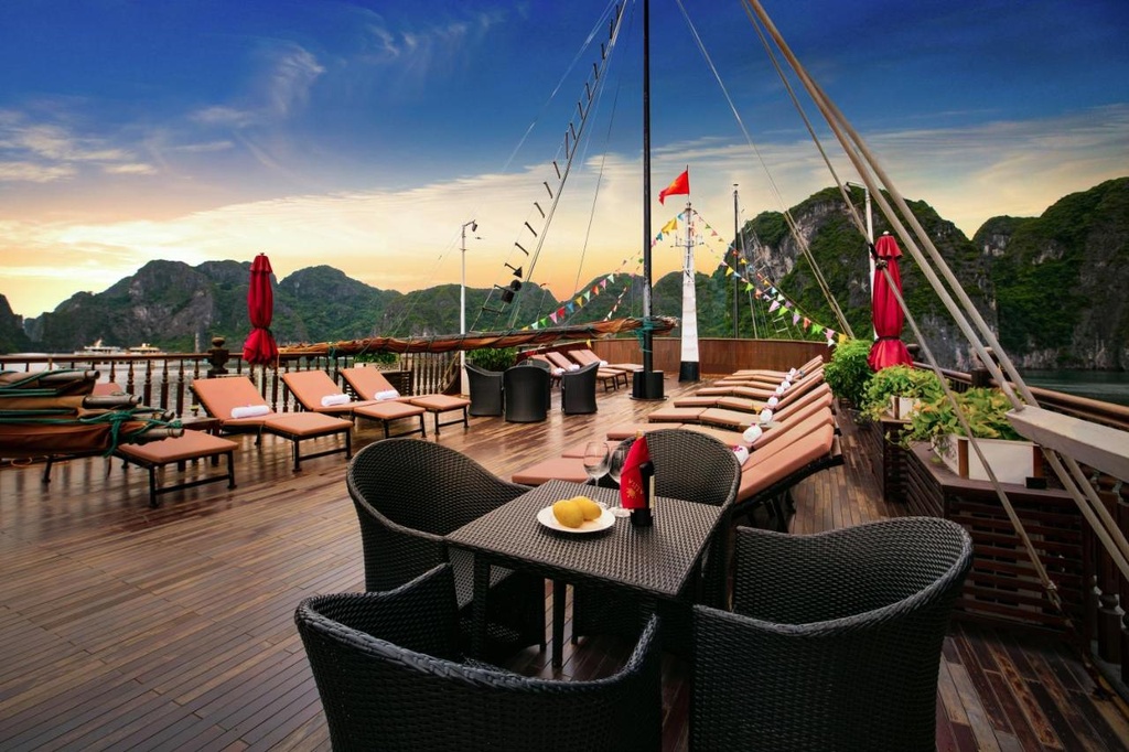 Alisa Premier Cruise Halong Bay 6666.jpg
