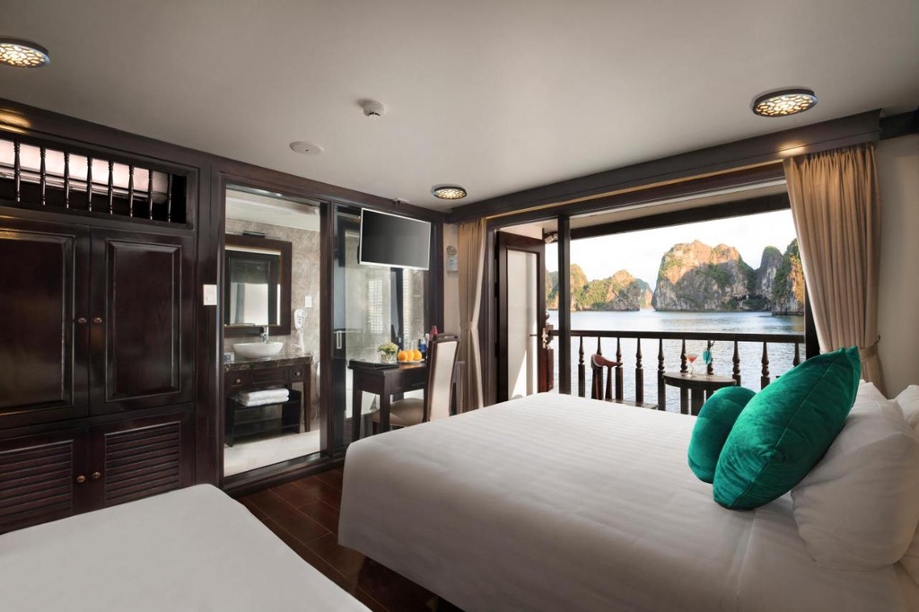 Alisa Premier Cruise Halong Bay 2.jpg