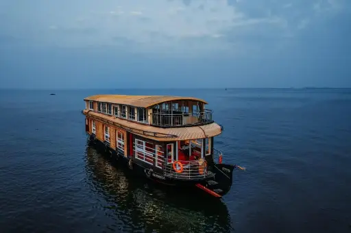 Premium A/c Houseboat