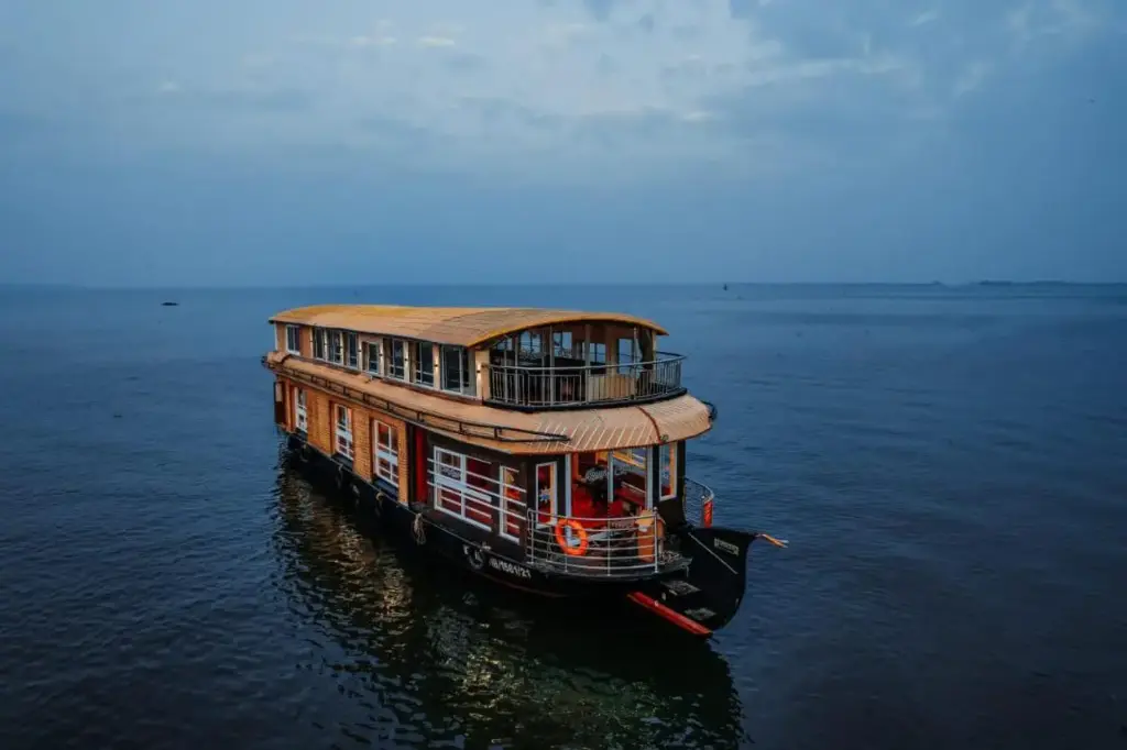 Premium A/c Houseboat